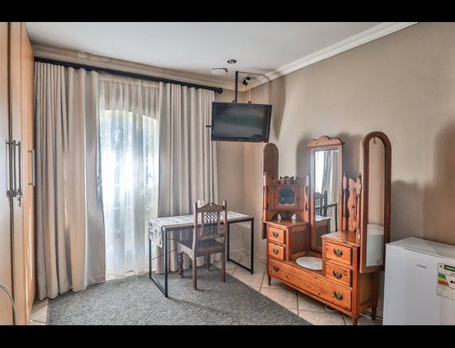11 BEDROOM GUEST HOUSE FOR SALE IN PROTEA PARK